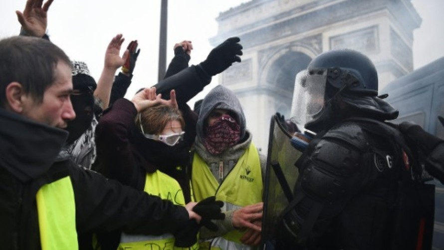 Người biểu tình Áo vàng chạm trán với cảnh sát Pháp liên tục suốt 23 tuần qua