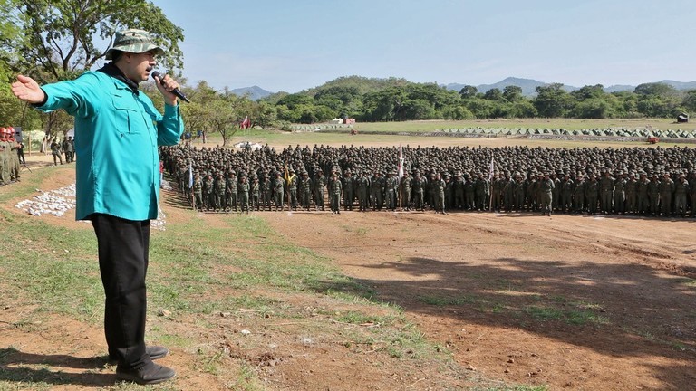 Tổng thống Venezuela Nicolas Maduro động viên các chiến sĩ tại Trường Quân sự Bolivar