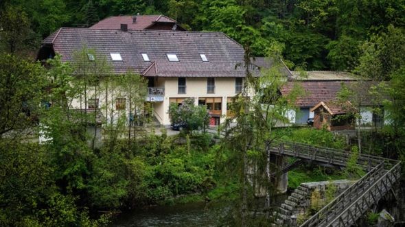 Khách sạn nơi xảy ra vụ việc nằm gần khu trượt tuyết nổi tiếng ở Passau, bang Bavaria, Đức