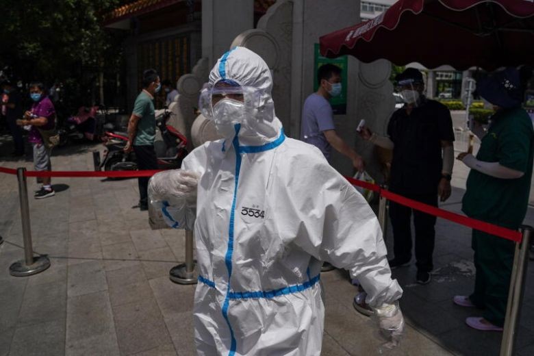 Một nhân viên y tế mặc đồ bảo hộ tại Bắc Kinh (Ảnh: EPA) 