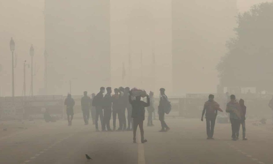 Sương mù dày đặc tại đại lộ Rajpath ở thủ đô New Delhi, nơi đang bị ô nhiễm không khí trầm trọng. Ảnh: EPA.