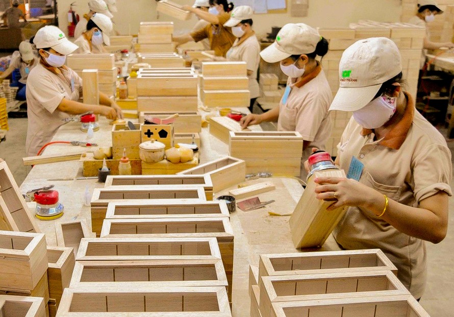 Gỗ Trung Quốc giả mác hàng Việt để xuất sang Mỹ như thế nào?