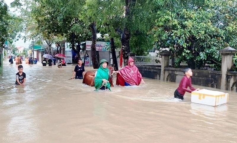 Mưa lớn kéo dài, nhiều tỉnh miền Trung - Tây Nguyên nguy cơ ngập trong 'biển nước'