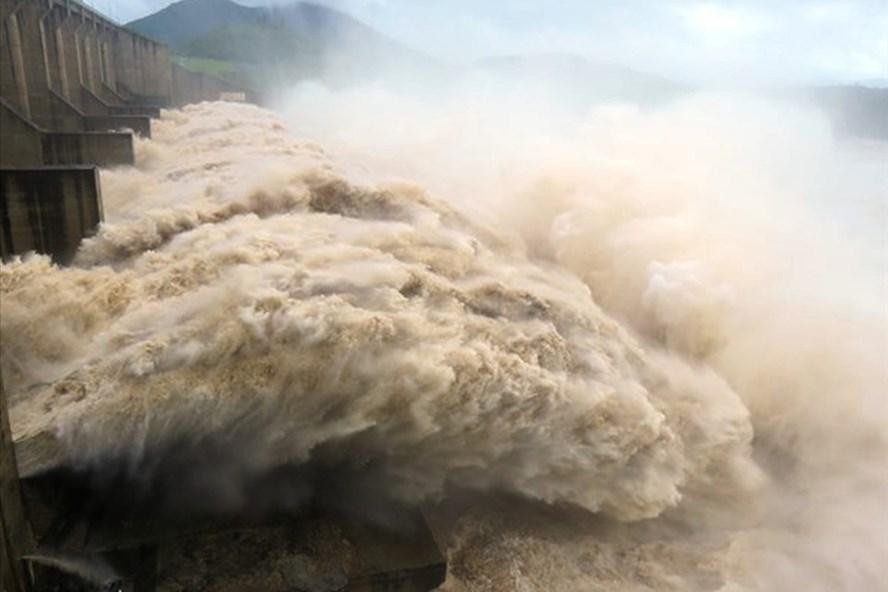 Miền Trung – Tây Nguyên tiếp tục mưa to, hơn 100 hồ thủy điện xả tràn khẩn cấp