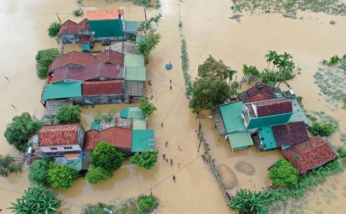 Mưa lớn kéo dài, hàng nghìn ngôi nhà tại Quảng Nam – Quảng Ngãi ngập sâu trong nước