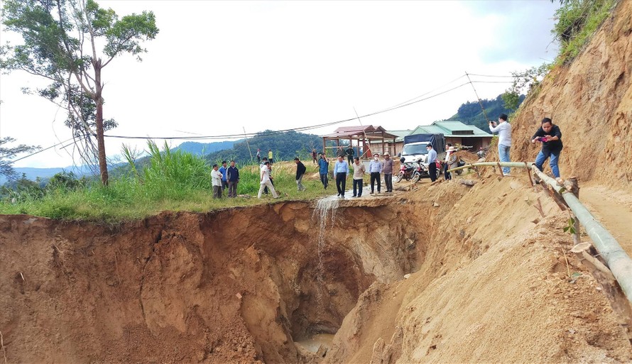 Một đoạn đường tại xã Ga Ry (Tây Giang, Quảng Nam) bị đứt gãy sau mưa lũ khiến việc đi lại của người dân gặp rất nhiều khó khăn. Ảnh: A.N