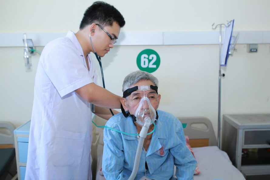 Bác sĩ trẻ Lê Văn An thăm khám cho bệnh nhân nghèo miền núi
