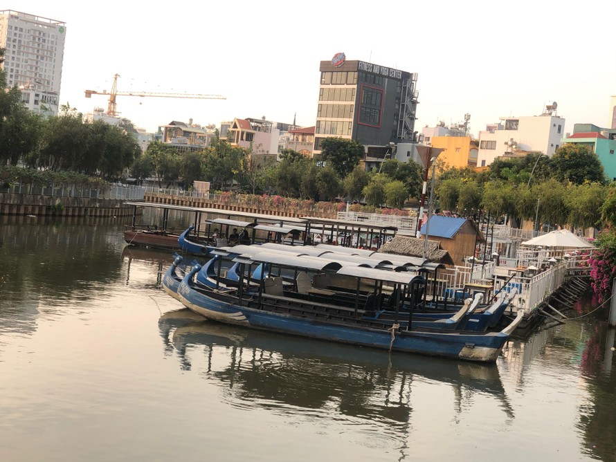 Bến tàu trên kênh Nhiêu Lộc chờ phục vụ khách về đêm ở TPHCM. Ảnh: UP