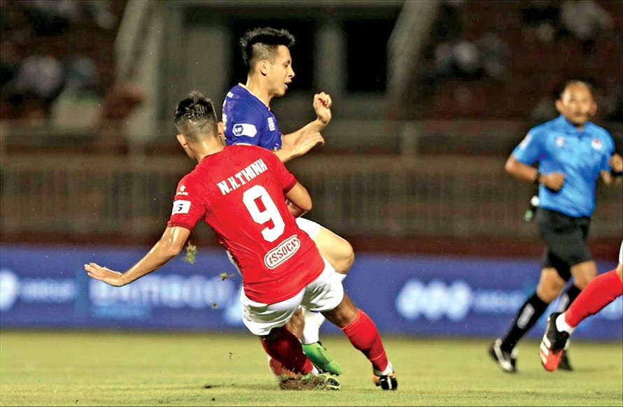 Hoàng Thịnh ban đầu chỉ nhận thẻ vàng với pha vào bóng rất nguy hiểm đối với Hùng Dũng. Ảnh: Viên Viên