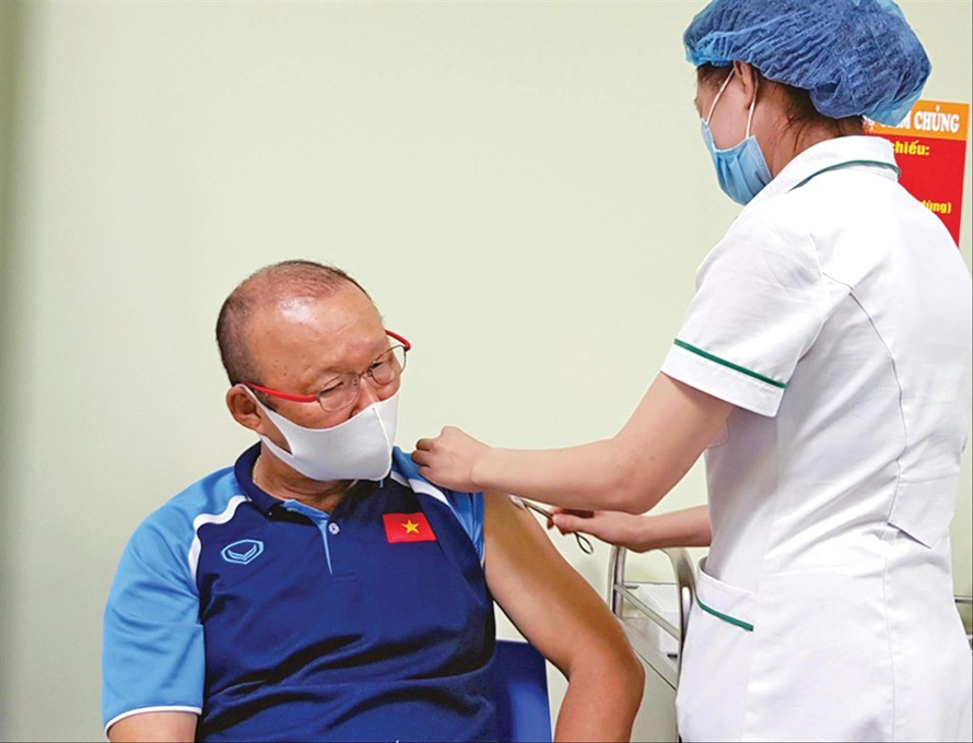 HLV trưởng Park Hang Seo được tiêm vắc-xin phòng COVID-19. Ảnh: CTV