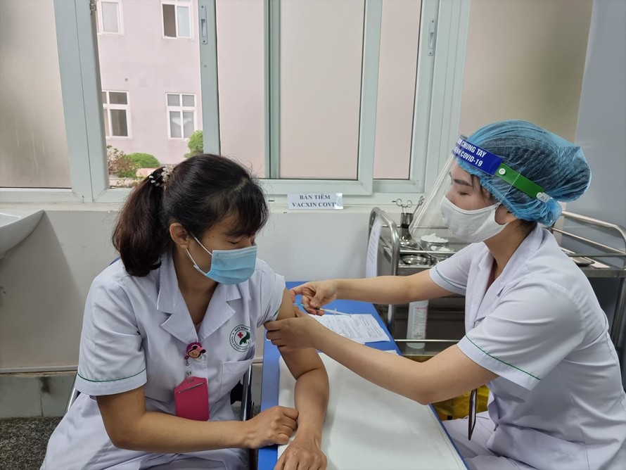 Tiêm vắc-xin AstraZeneca tại Hà Nội. Ảnh: H.M