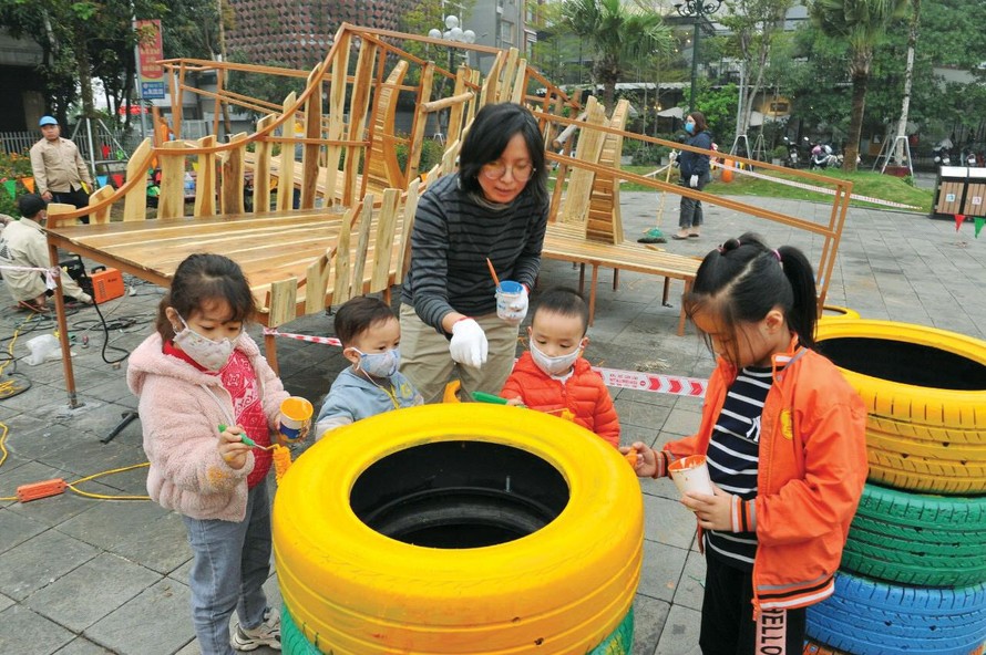 KTS Chu Kim Đức hướng dẫn các bạn nhỏ tham gia trang trí đồ chơi