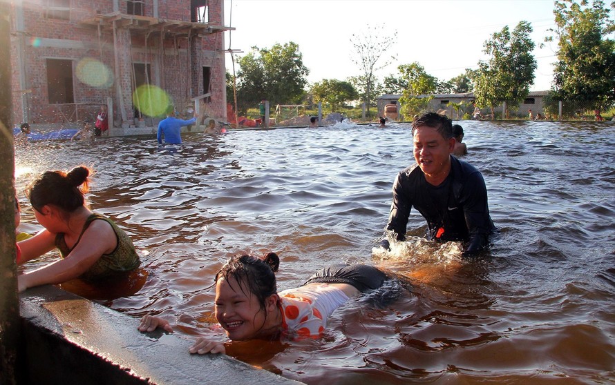 Lớp dạy bơi đầu tiên dành cho trẻ khuyết tật được tổ chức tại xã Hải Hưng. Ảnh: CTV