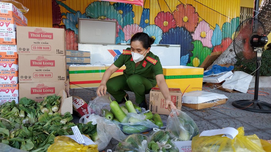 Một nữ chiến sĩ công an thành phố Đà Nẵng tại một điểm bán hàng container