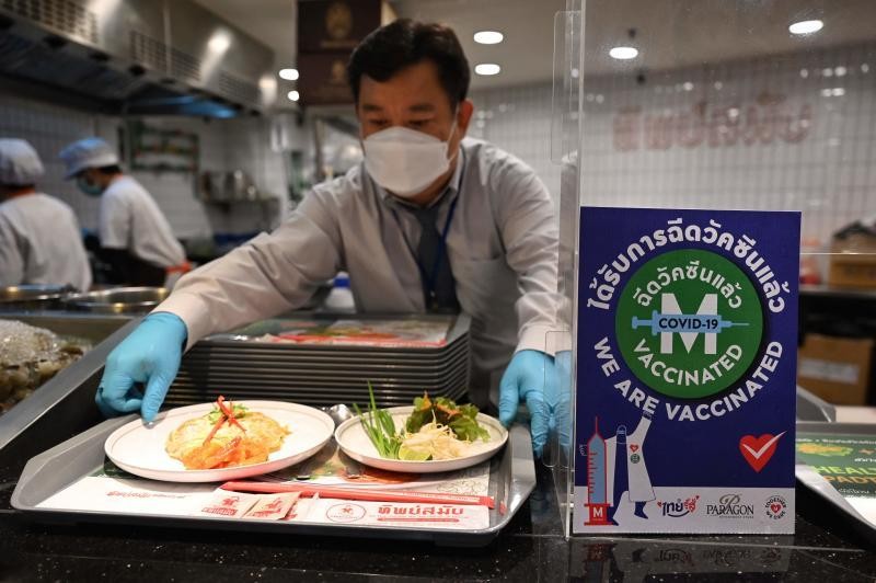 Một nhà hàng gắn biển “Chúng tôi đã tiêm vắc-xin”. Ảnh: Bangkok Post