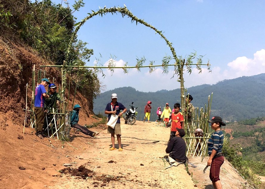 Thanh niên rào cổng làng Măng Rương