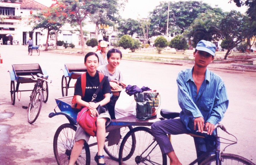 Phan Hồn Nhiên (ngoài cùng bên trái) và tác giả cùng ngồi trên xe lôi trong một chuyến đi công tác