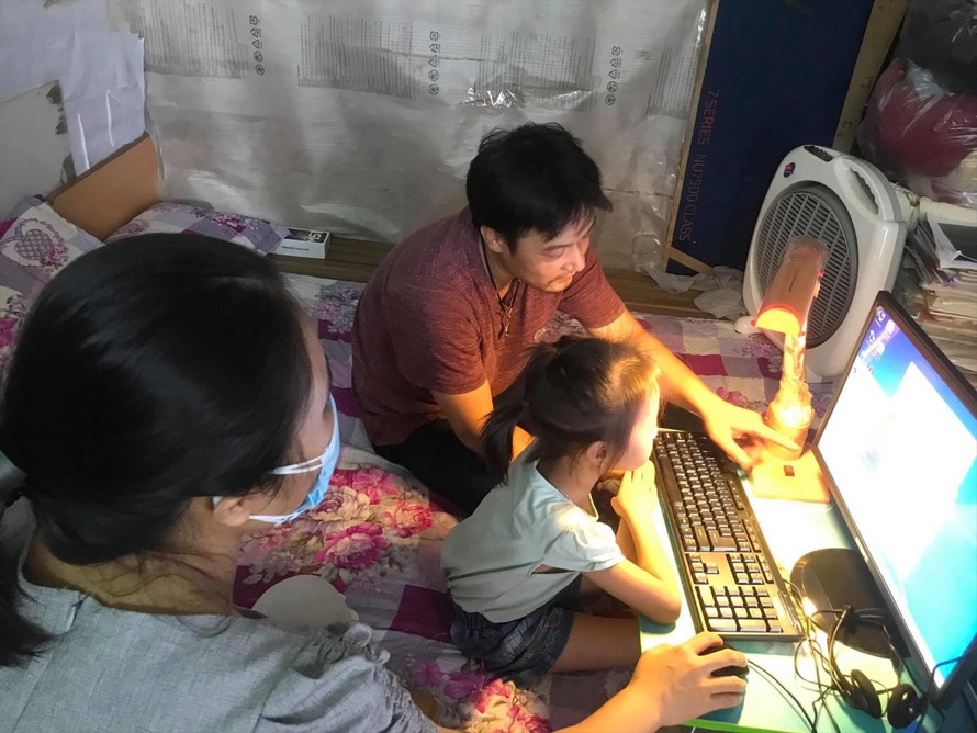 Một học sinh Trường Tiểu học Thủ Lệ (Hà Nội) được tặng máy tính để học trực tuyến. Ảnh: Quỳnh Anh