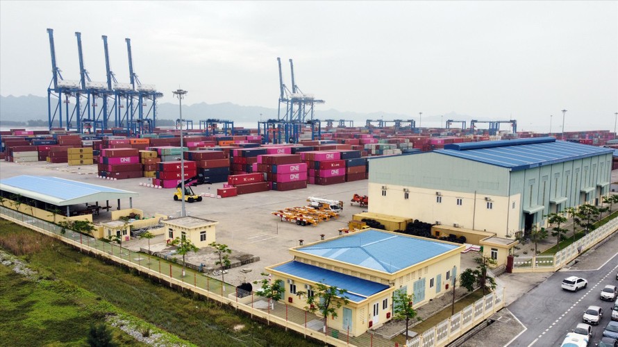 Cảng Tân Vũ - Lạch Huyện (TP Hải Phòng) vẫn cơ bản nhộn nhịp xuất nhập khẩu hàng hóa. Ảnh: Nguyễn Hoàn 