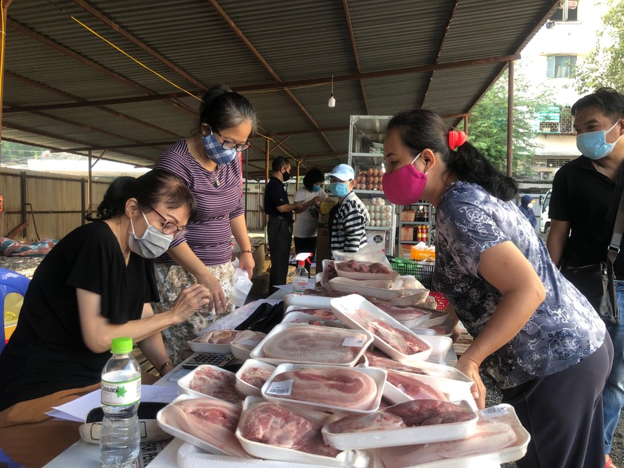 Người dân tại TPHCM tranh thủ mua thịt heo giảm giá. Ảnh: U.P