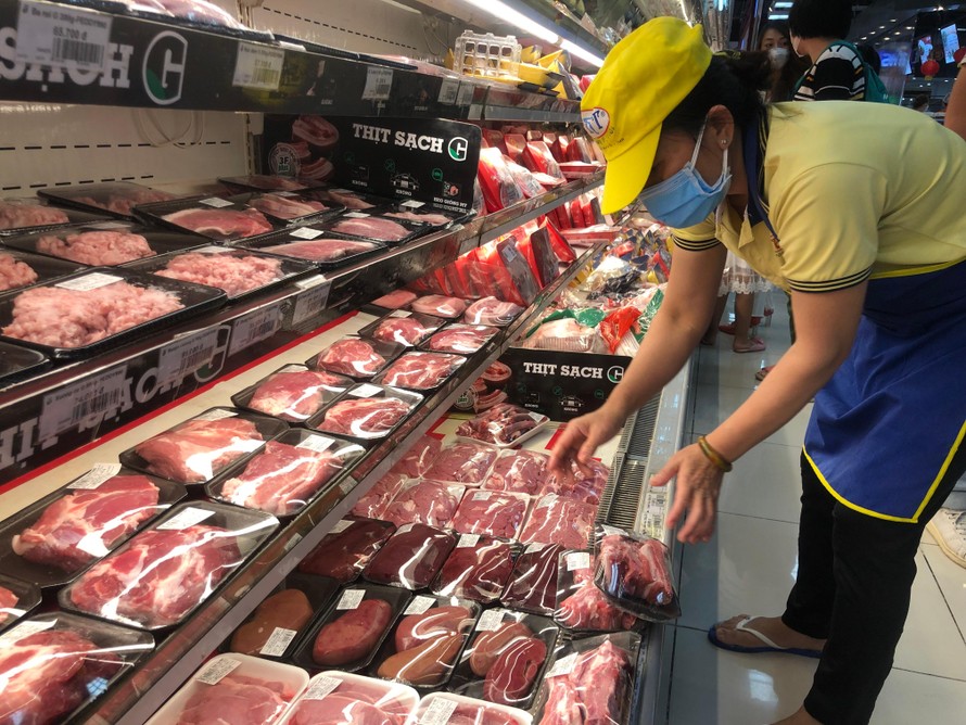 Giá thịt lợn trong siêu thị giảm nhưng vẫn cao hơn thị trường
