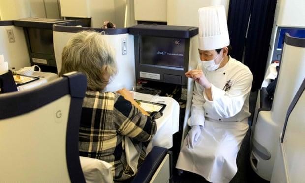 Đầu bếp nói chuyện với một hành khách trên máy bay ANA đang đỗ ở sân bay Haneda (Tokyo)