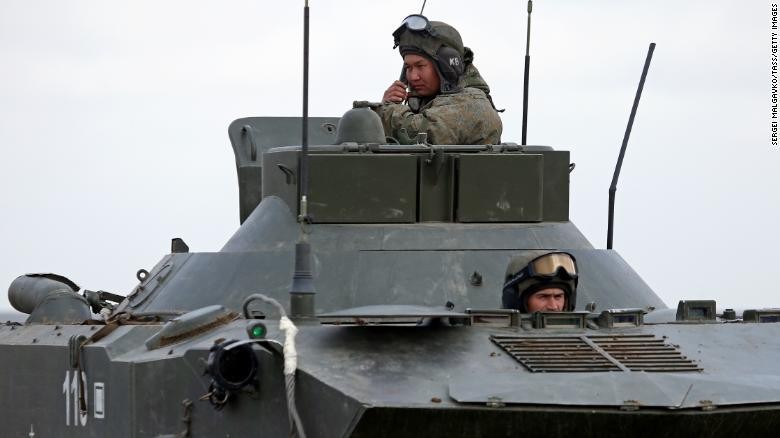 Hai binh sỹ thuộc lực lượng đặc nhiệm dù của Nga ở Crimea. Ảnh: CNN 