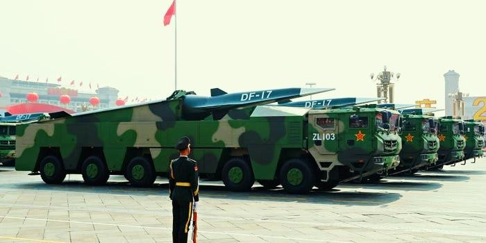 Xe quân sự mang tên lửa DF-17, một loại vũ khí được trang bị cho phương tiện bay siêu vượt âm, trong cuộc duyệt binh ngày 1/10/2019 ở Bắc Kinh