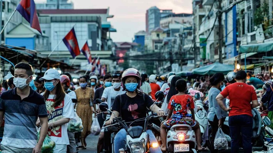 Người dân Campuchia tập trung tại một khu chợ đông đúc ở Phnom Penh. Ảnh: Nikkei Asia 