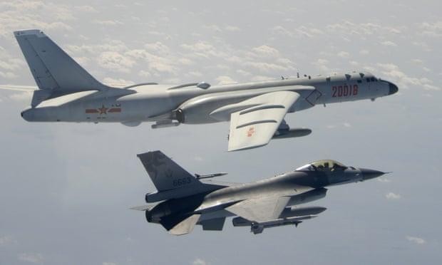 Chiến đấu cơ Trung Quốc và Đài Loan trong một lần đụng nhau trên bầu trời eo biển Đài Loan hồi năm 2020. Ảnh: AP 