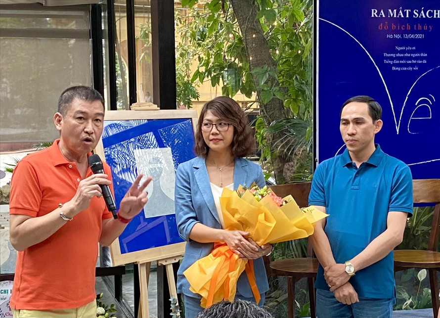 Họa sĩ Lê Thiết Cương (trái) tặng một trong hai bức tranh cho nhà văn Đỗ Bích Thúy. Ảnh: KỲ SƠN