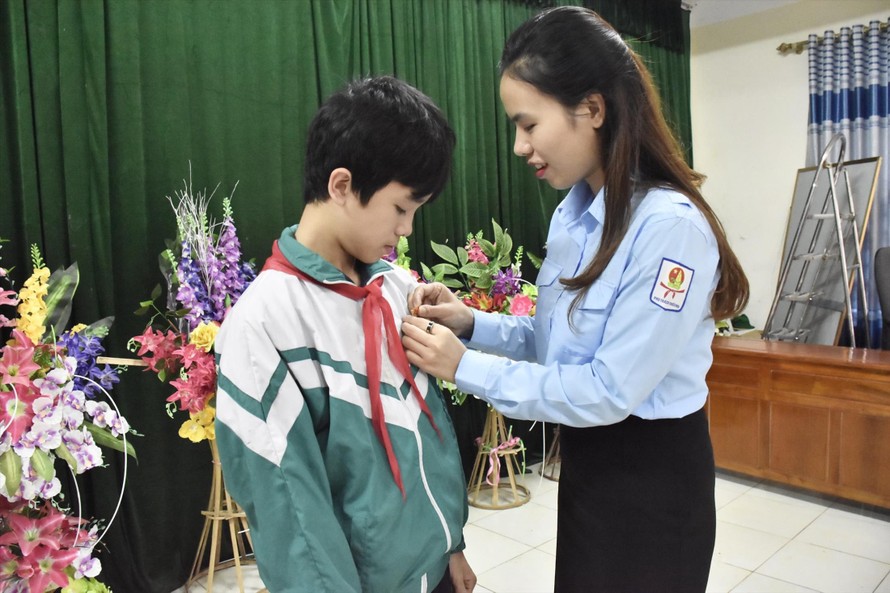 Em Phan Văn Quang nhận Huy hiệu “Tuổi trẻ dũng cảm” của T.Ư Đoàn sau hành động cứu hai em nhỏ đuối nước