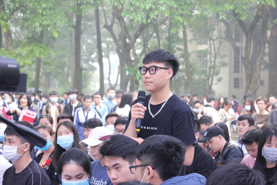 Học sinh đặt câu hỏi trong một ngày hội tư vấn, hướng nghiệp năm 2021 tại Hà Nội 