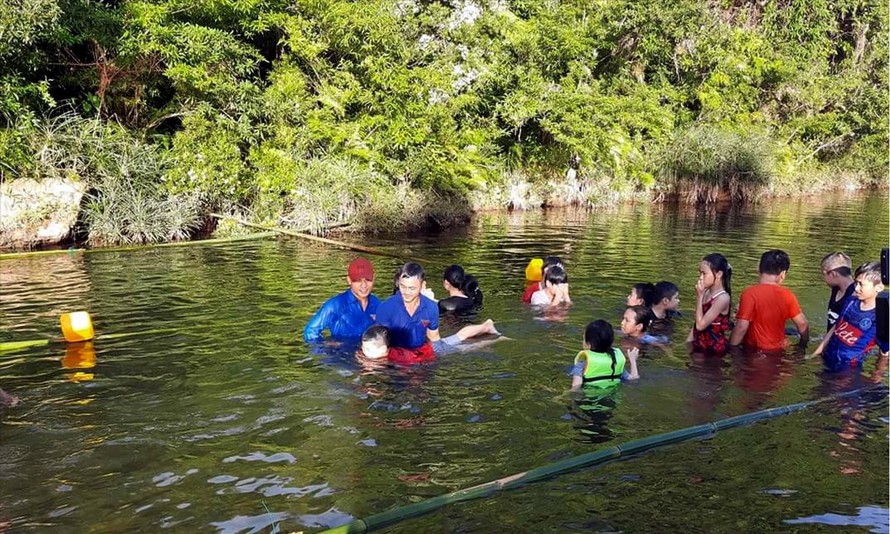 Đoàn Thanh niên xã Vĩnh Hà tổ chức ngăn suối dạy bơi miễn phí cho trẻ