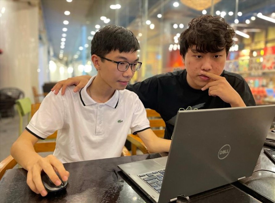 Dương Tiểu Đồng (bên trái) được chuyên gia Phạm Tiến Mạnh hướng dẫn, chia sẻ kiến thức bảo mật. Ảnh: Lưu Quý/NVCC