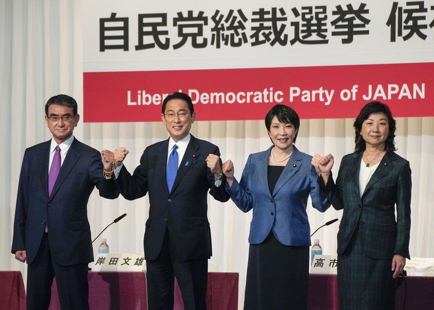 Từ trái qua: Các ứng viên Taro Kono, Fumio Kishida, Sanae Takaichi và Seiko Noda trong cuộc họp báo ở Tokyo ngày 17/9. Ảnh: Bloomberg 