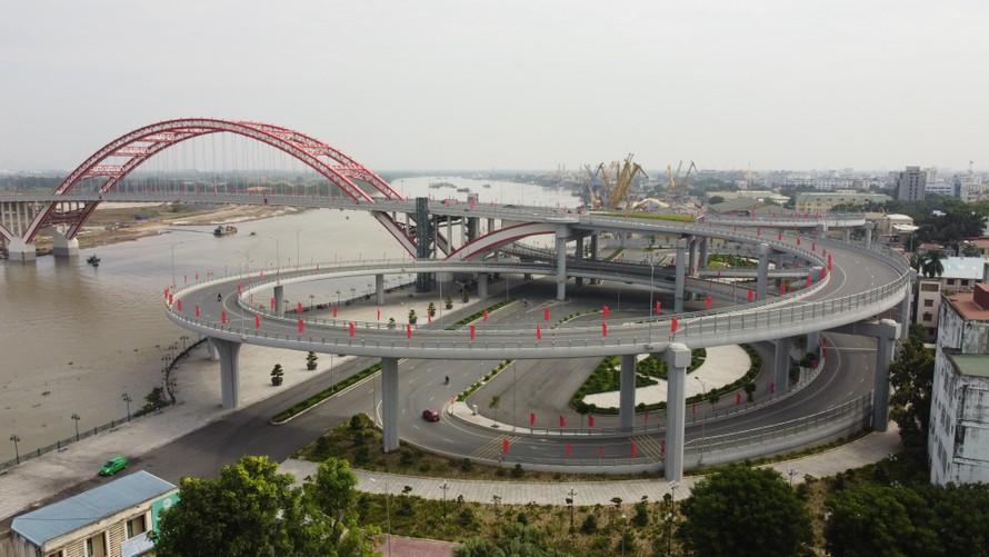 Cầu Hoàng Văn Thụ mang hình dáng cánh chim biển, một công trình giao thông điểm nhấn tại Hải Phòng. Ảnh: Nguyễn Hoàn