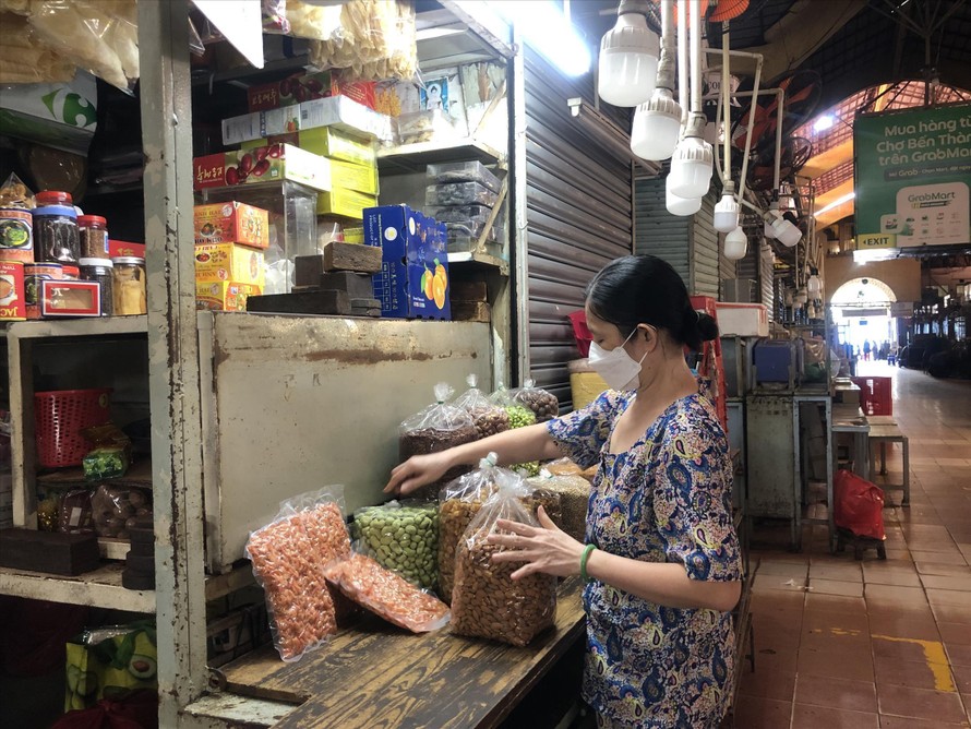 Bà Hương Xuân - tiểu thương quầy bánh kẹo chợ Bến Thành lo mất mùa tết năm nay. Ảnh: U.P