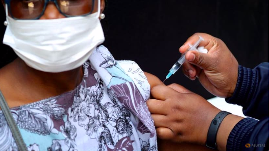 Nhân viên y tế tiêm vắc xin COVID-19 cho một người Nam Phi ngày 20/8. Ảnh: Reuters 