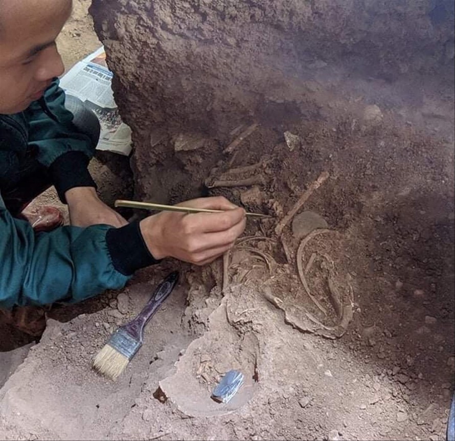 Nhà khảo cổ thu thập hiện vật mộ táng. Ảnh: Duy Chiến
