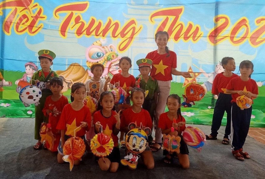 Cô Nhung và cô Nhanh tổ chức Tết Trung thu cho các học sinh thôn đảo Điệp Sơn