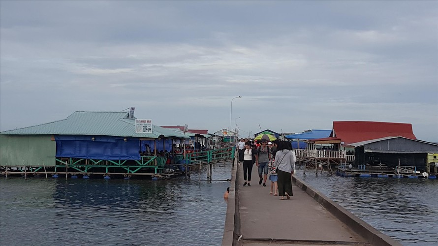 Bến cảng làng chài Hàm Ninh bị quán nhậu bủa vây. Chính quyền địa phương tỏ ra bất lực? 
