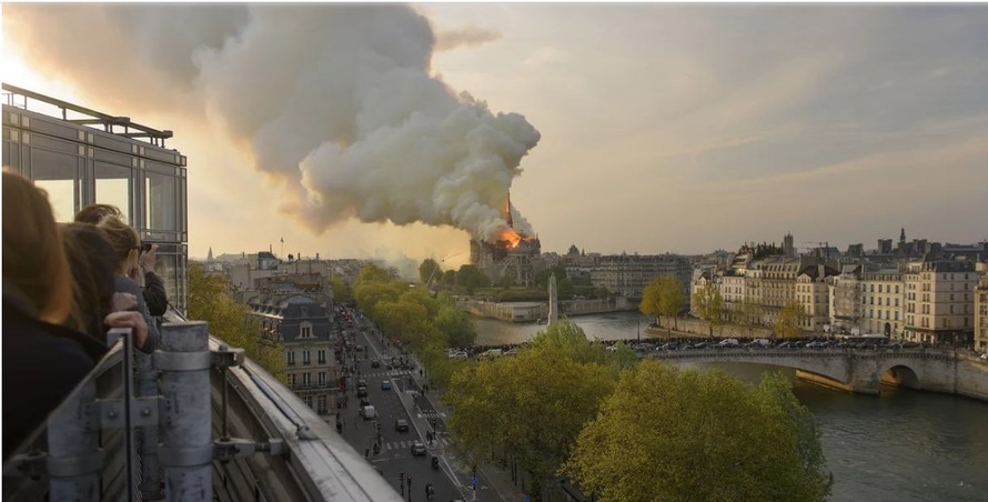 Hình ảnh Nhà thờ Đức Bà Paris chìm trong lửa. Ảnh: Time