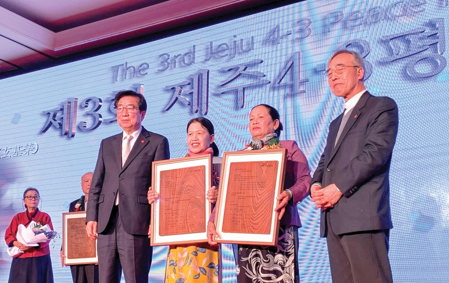 Hai bà Nguyễn Thị Thanh nhận Giải thưởng Hòa Bình JeJu 3 tháng 4. Ảnh: Hankyoreh21 