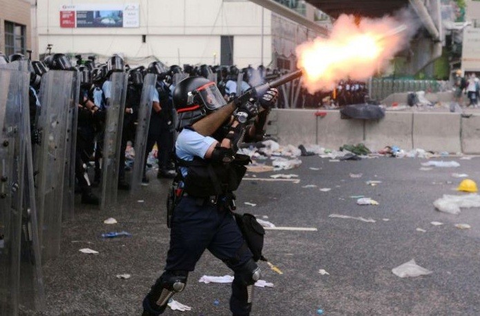 Cảnh sát Hong Kong bắn hơi cay giải tán người biểu tình hôm 12/6. Ảnh: Straitstimes
