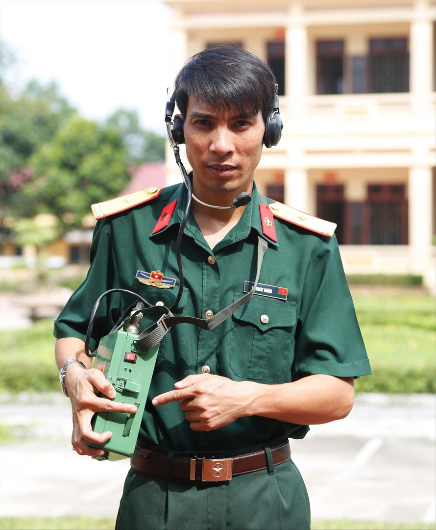 Thiếu tá Hoàng Thanh Hà cùng sáng kiến “Máy điện thoại HA14” đạt giải Ba toàn quân. ẢNH: BÙI HIỆP