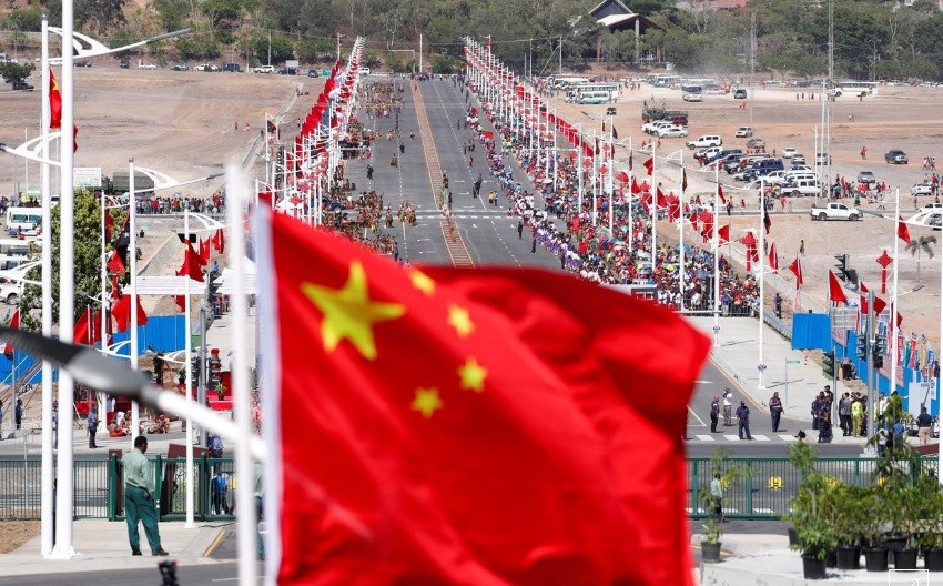 Cờ Trung Quốc bay trước một tuyến đường lớn do Trung Quốc xây dựng ở thủ đô Port Moresby, Papua New Guinea, ngày 16/11/2018. Ảnh: Reuters