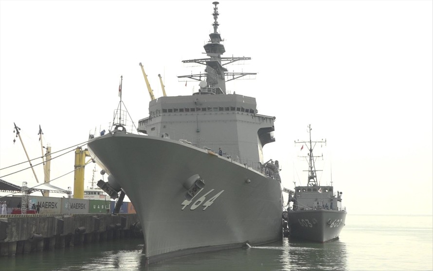 Hai tàu quét mìn thuộc Lực lượng Tự vệ trên biển Nhật Bản cập cảng Tiên Sa