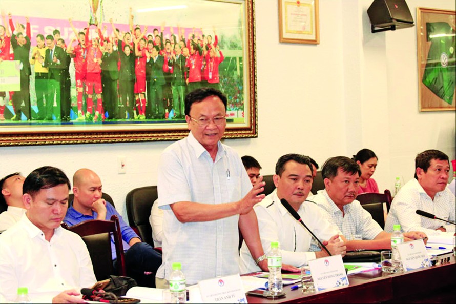 Ông Nguyễn Hồng Thanh phát biểu tại Hội nghị BCH LĐ bóng đá VN lần 6 khóa 8 ngày 13/5/2020. Theo ông Hồng Thanh, Phó Chủ tịch phụ trách tài chính VFF phải là một doanh nhân có uy tín, giỏi kiếm tiền và thạo về truyền thông Ảnh: CTV 
