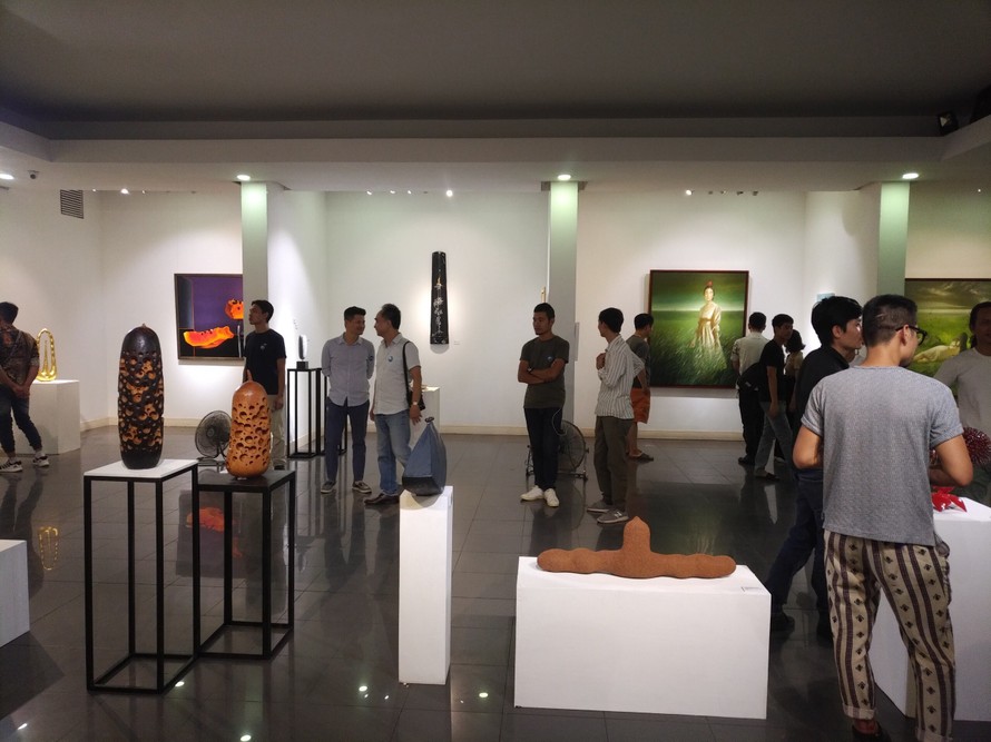 Triển lãm Nghệ sĩ trẻ Việt Nam thu hút sự quan tâm của khán giả thủ đô.